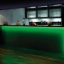 Grüner Paul Neuhaus LED-Lichtstreifen Teania unter einer Bar, 10m Rolle.