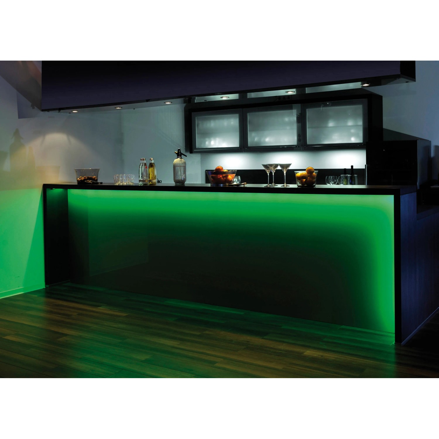 Grüner Paul Neuhaus LED-Lichtstreifen Teania unter einer Bar, 10m Rolle.