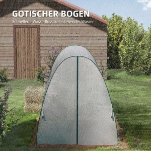 Weißes Furnicato Bogen-Gewächshaus mit Sandsäcken im Garten bei Regen.