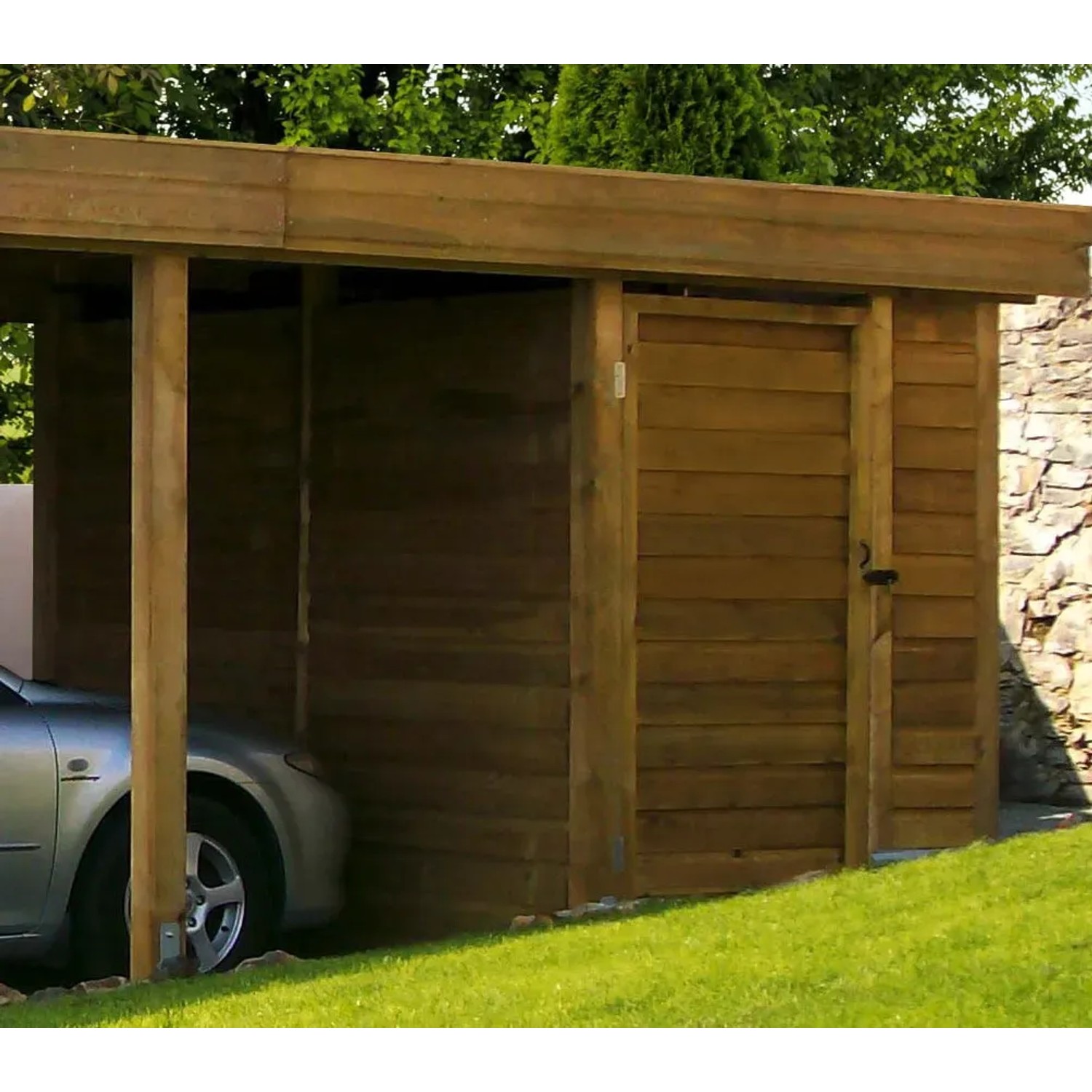 Skan Holz Abstellraum C1, 314x164 cm, grün imprägniert, unter Carport mit Auto.