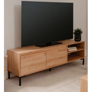 Modernes TV-Lowboard Bastia in Eiche Artisan mit 2 Klappen, 2 offenen Fächern und schwarzen Metallfüßen im Wohnzimmer.