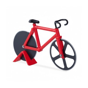 Roter Relaxdays Fahrrad-Pizzaschneider mit schwarzen Rädern, aus Edelstahl und Kunststoff, antihaftbeschichtet.