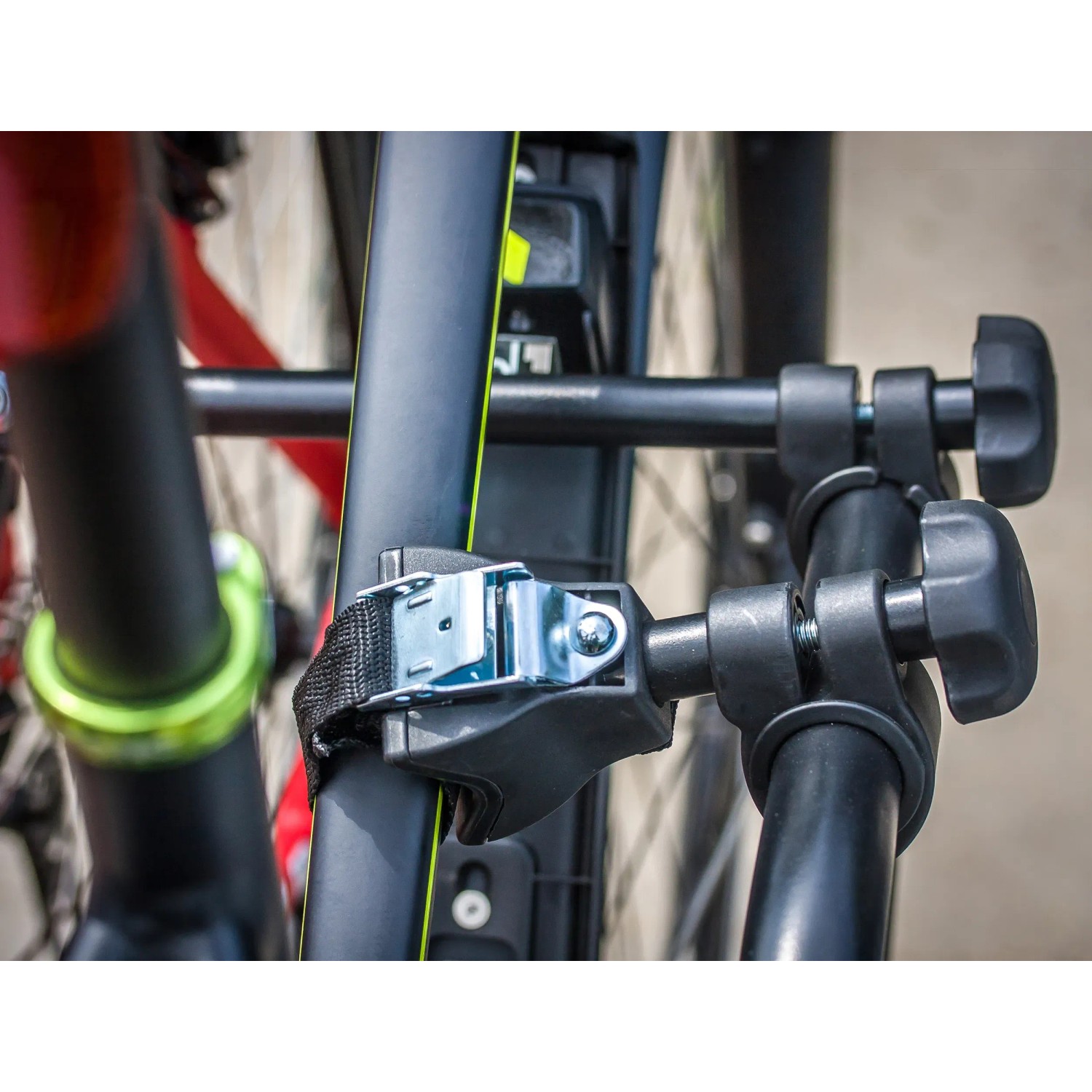Detailaufnahme: Eufab Fahrrad-Kupplungsträger Falcon mit Fahrradbefestigung.