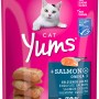 Vitakraft Cat Yums + Lachs, Katzensnack im pinken Beutel mit Katzenbild und Snack-Stückchen.