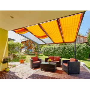 Gutta Seilspannmarkise Golden Crop auf Terrasse mit Sitzgruppe unter Terrassenüberdachung.