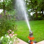 Gardena Comfort Turbinenregner mit Spike im Einsatz, bewässert Rasenfläche.