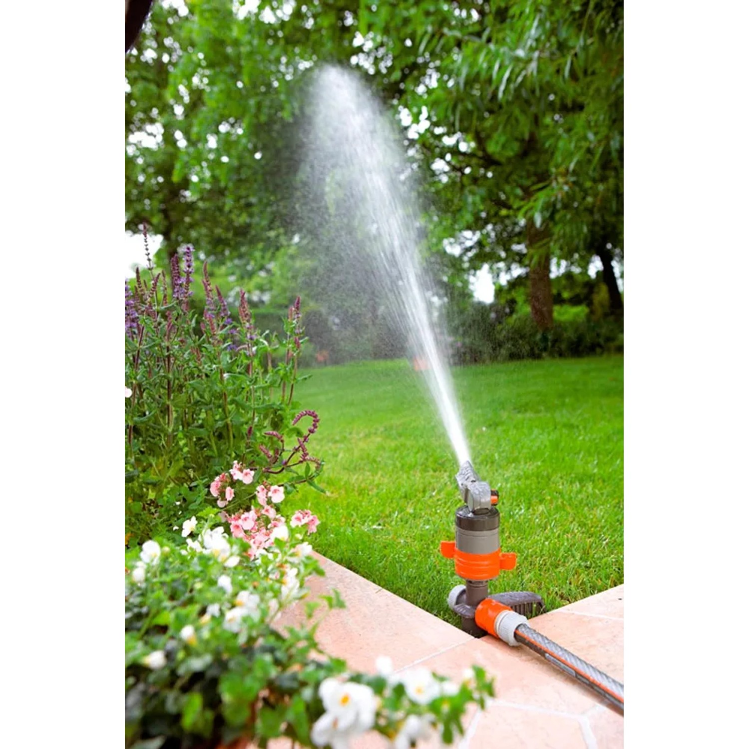 Gardena Comfort Turbinenregner mit Spike im Einsatz, bewässert Rasenfläche.