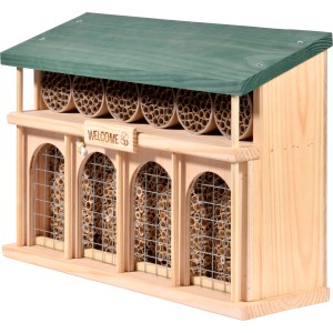 Großes Insektenhotel Dublin aus Kiefernholz mit grünem Dach und Röhren für Wildbienen.