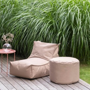 Mokebo Outdoor Sitzsack und Hocker in Petrol mit Schutzhülle auf Holzterrasse.