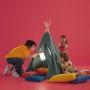 Szene mit WiZ Smart LED Tischleuchte, die ein Kinderspielzelt beleuchtet.