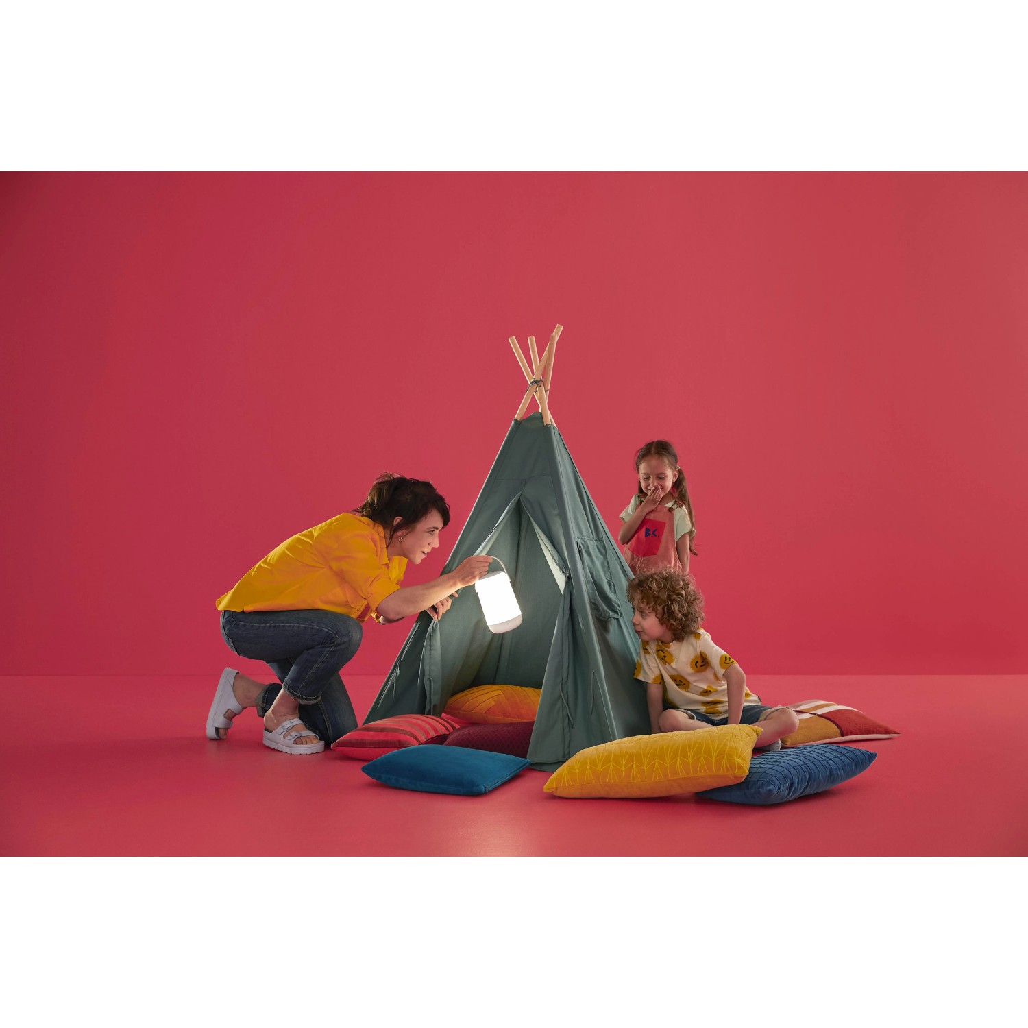 Szene mit WiZ Smart LED Tischleuchte, die ein Kinderspielzelt beleuchtet.