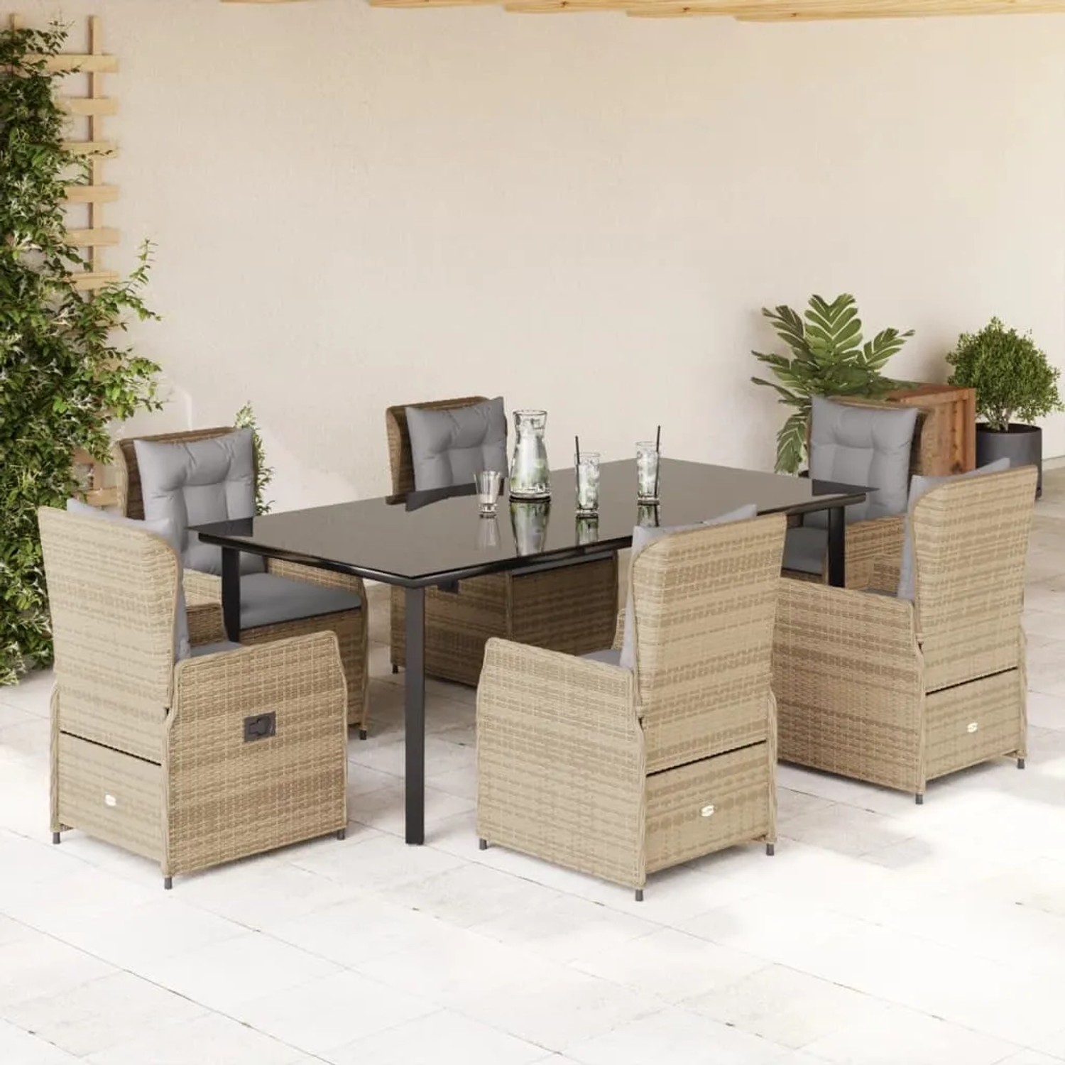 7-teilige Garten-Essgruppe aus Rattan mit schwarzen Tisch und beigen Stühlen mit Kissen.