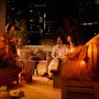 Szene mit Philips Hue Lily LED-Spot Außenleuchten, die Garten und Terrasse farbig beleuchten.