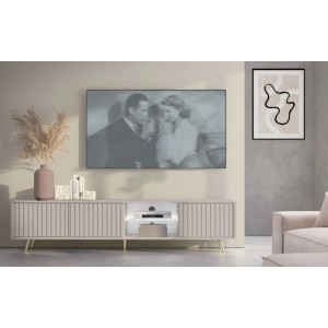 TV-Lowboard Bello 175 cm Graubeige mit Lamellenfronten, goldenen Beinen und LED-beleuchteten Nischen im Wohnzimmer.