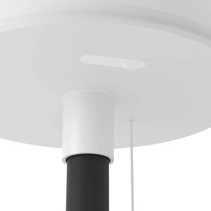 Detailaufnahme der EGLO Solar-Tischleuchte MONTAPALMA in Weiß-Schwarz mit Zugschalter.