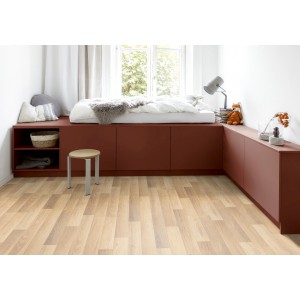 Verlegter Kaindl Comfort Laminat 7 mm Eiche Petrona im Raum mit Bett und Sitzhocker.