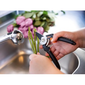 OBI Gartenschere schneidet Rosenstiele im Waschbecken. Bypass-Schere mit Antihaftbeschichtung.