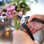 OBI Gartenschere schneidet Rosenstiele im Waschbecken. Bypass-Schere mit Antihaftbeschichtung.