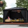 Palram Infrarot Heizstrahler (1800 W) an Terrassenüberdachung montiert.
