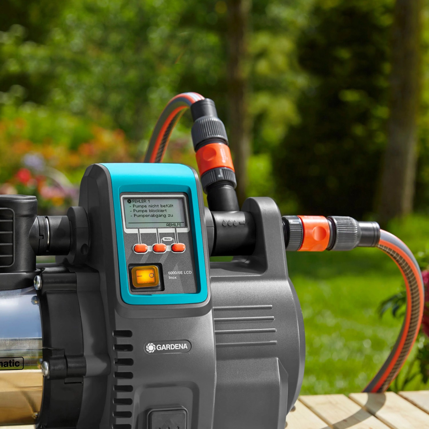 Gardena Haus- und Gartenautomat 6000/6 LCD Inox mit Schlauchanschluss im Garten.