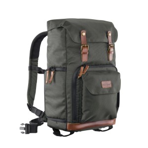 Mantona Fotorucksack Luis in Grün mit braunen Lederdetails. Geräumiger Kamerarucksack für Fotoausrüstung.