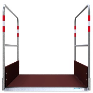 Schake Grabenbrücke aus Holz, 1 x 2,2 m, braun, mit Stahlgestell und rot-weiß markierten Geländern.