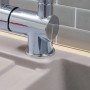 Detailaufnahme: Graue Respekta Einbauspüle Austin aus Granit mit Armatur.