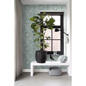 ESTAhome Vliestapete mit orientalischem Kelim Patchwork Muster in Pastell Mintgrün an einer Wand, modern eingerichtet.