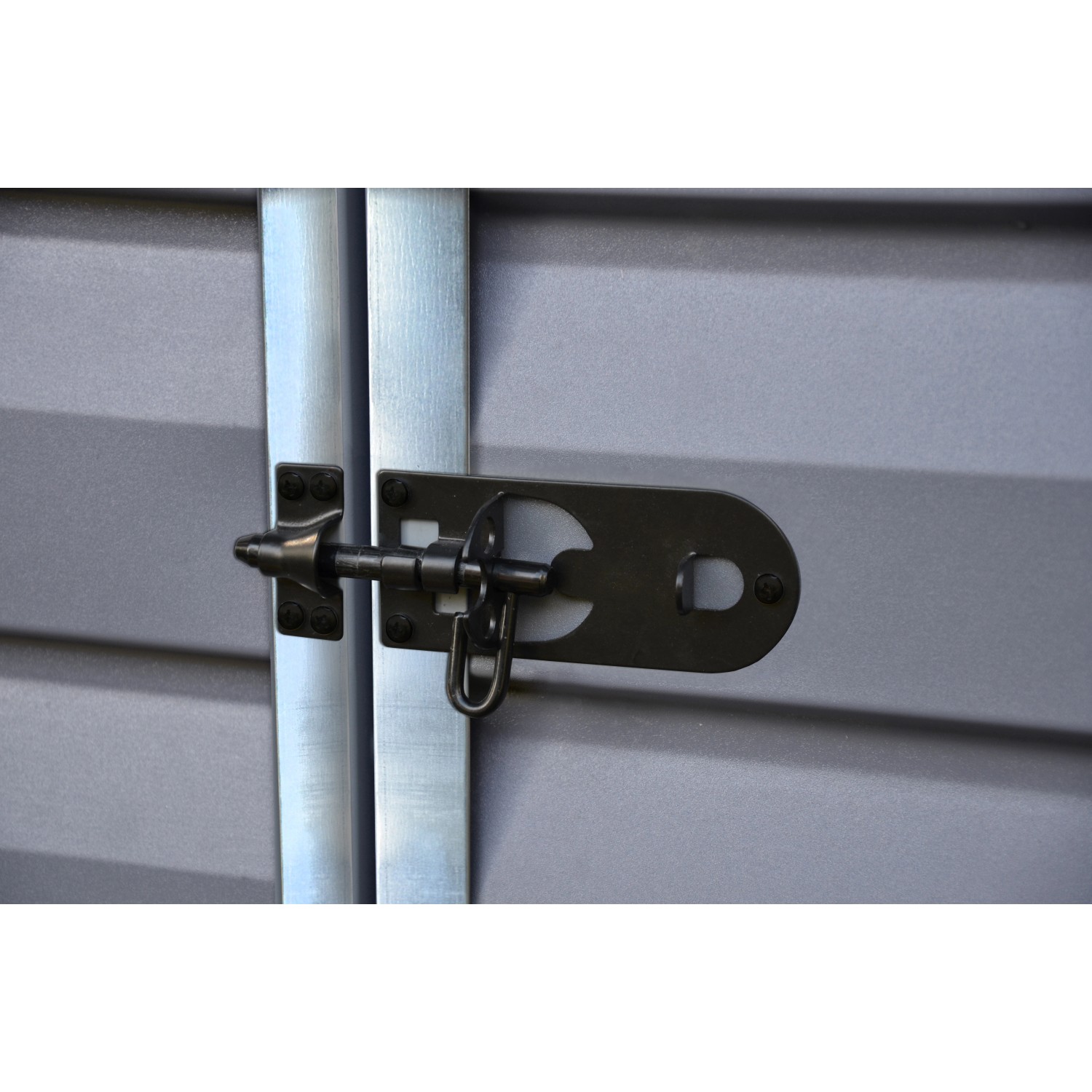 Detailaufnahme: Schwarzer Schließriegel am Palram Canopia Gerätehaus Anthrazit.
