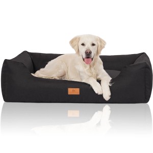 Schwarzes Knuffelwuff Hundebett Lotte Velours XXL mit liegendem, hellem Hund.