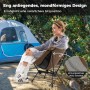 Frau sitzt entspannt in braunem, mondförmigem Campingstuhl mit atmungsaktivem Netzgewebe vor blauem Zelt. Ultraleichter Faltstuhl.