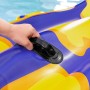 Detailaufnahme: Hand hält Griff des Bestway Schwimmtier Salamander (191x119cm) im Pool.