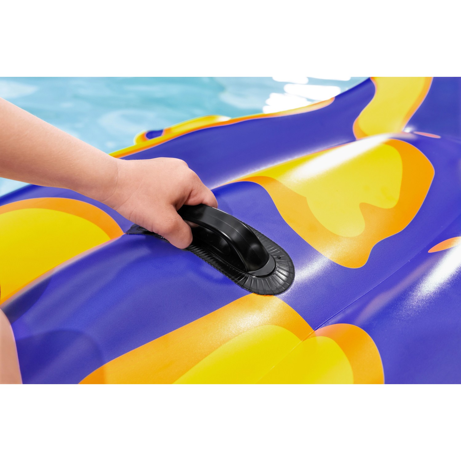 Detailaufnahme: Hand hält Griff des Bestway Schwimmtier Salamander (191x119cm) im Pool.