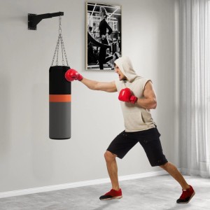 Schwarze Boxsack Wandhalterung mit trainierendem Mann und Boxsack. Ideal für das Boxtraining zu Hause.