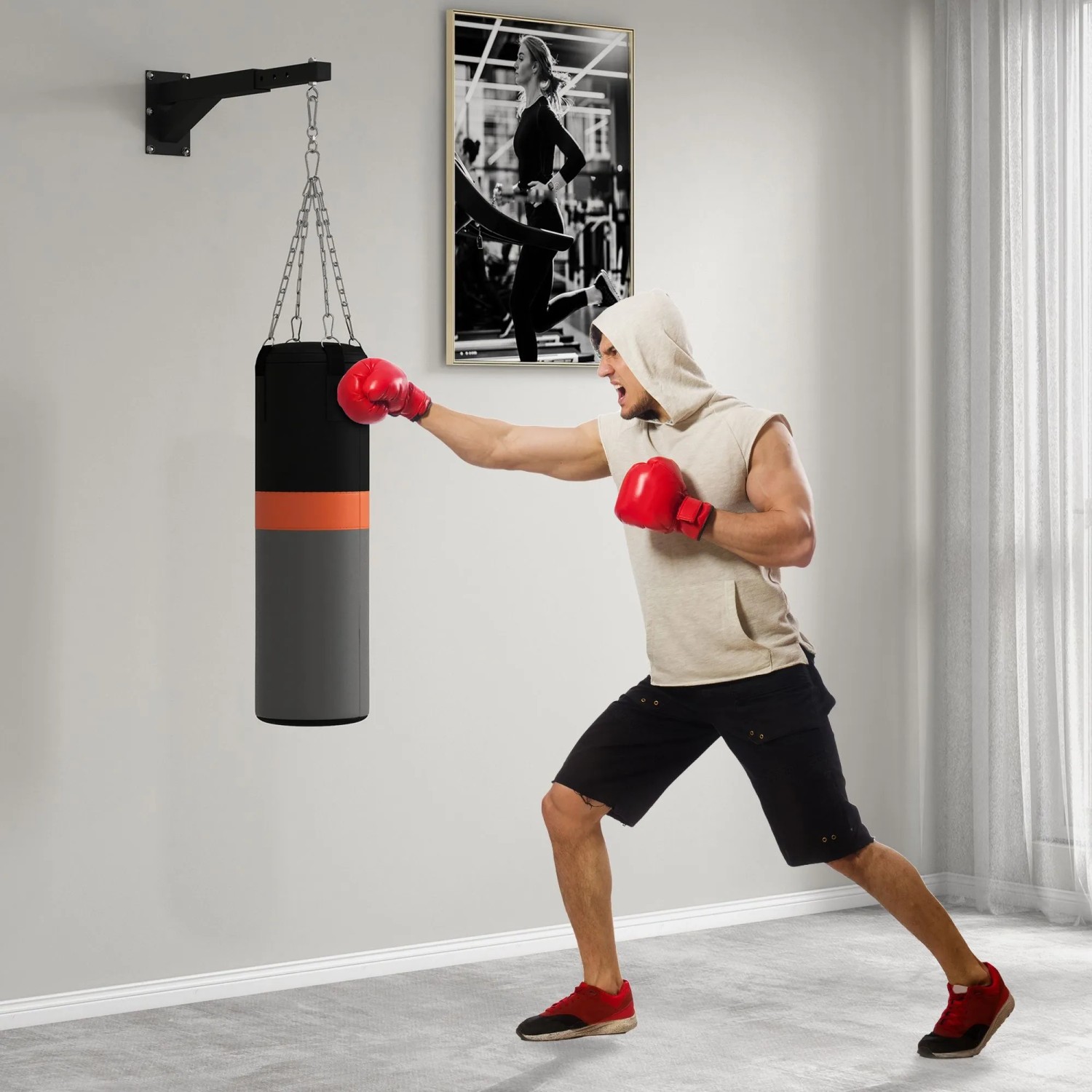 Schwarze Boxsack Wandhalterung mit trainierendem Mann und Boxsack. Ideal für das Boxtraining zu Hause.