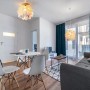 Irisierende Näve Deckenleuchte Fora 40 cm im Wohnraum.