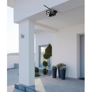 Technaxx Überwachungskamera TX-128, schwarze Full HD Kamera mit Antenne an Hauswand montiert.