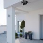 Technaxx Überwachungskamera TX-128, schwarze Full HD Kamera mit Antenne an Hauswand montiert.