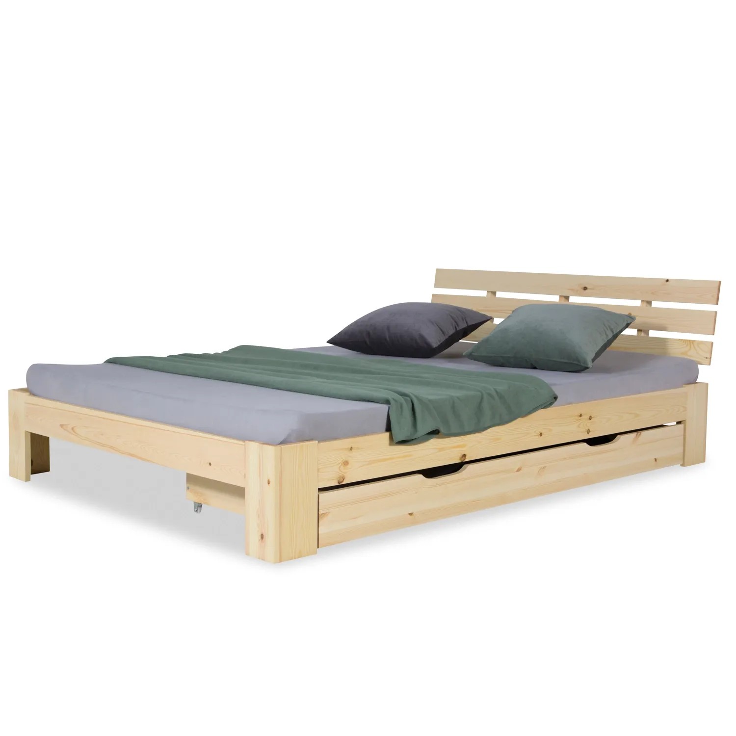 Bett mit braunem Bettkasten aus Kiefernholz für zusätzlichen Stauraum unter dem Bett.