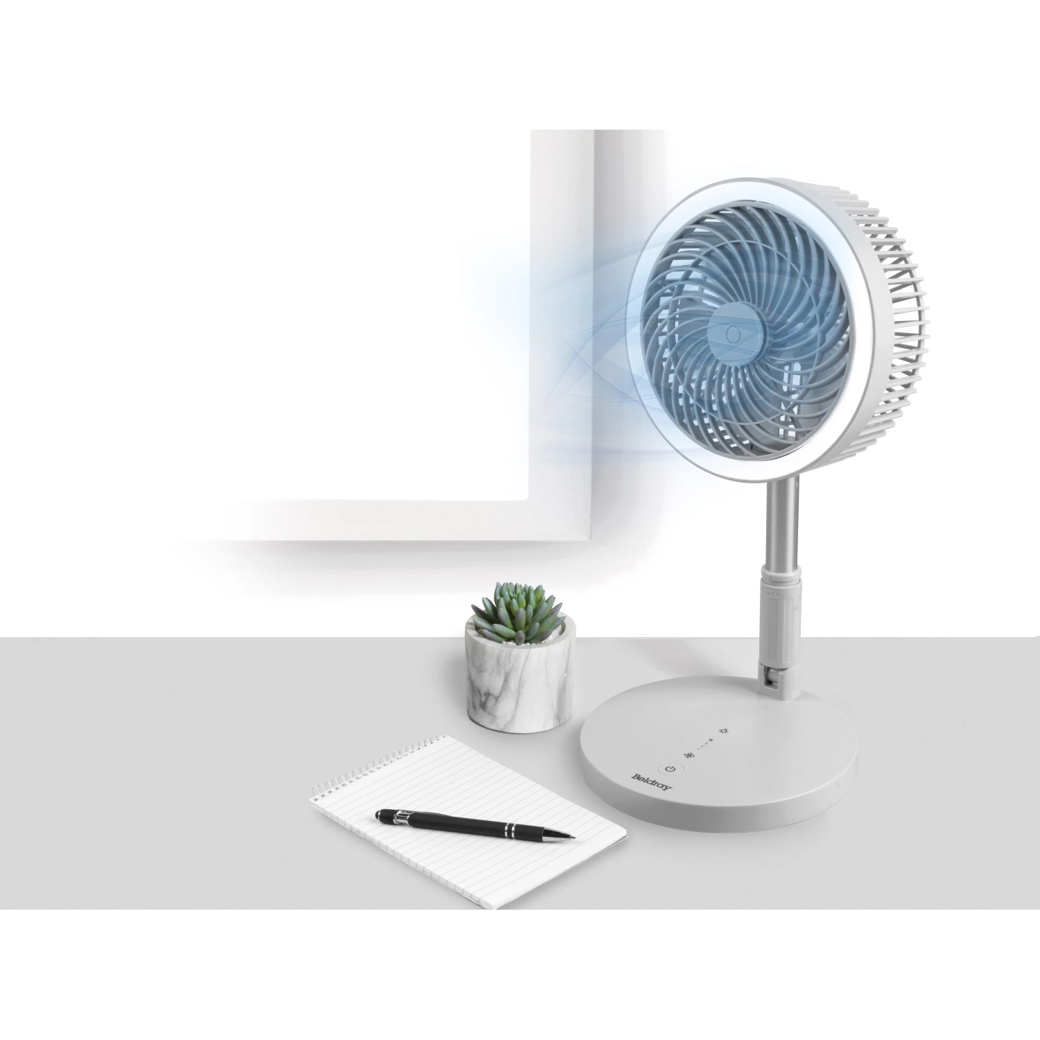 Weißer Beldray 3 in 1 Standventilator (Ø 17,5 cm) mit LED-Licht auf einem Tisch.