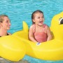 Bestway Kinder-Schlauchboot Ente mit Lautsprecher im Wasser mit Frau und Kind.
