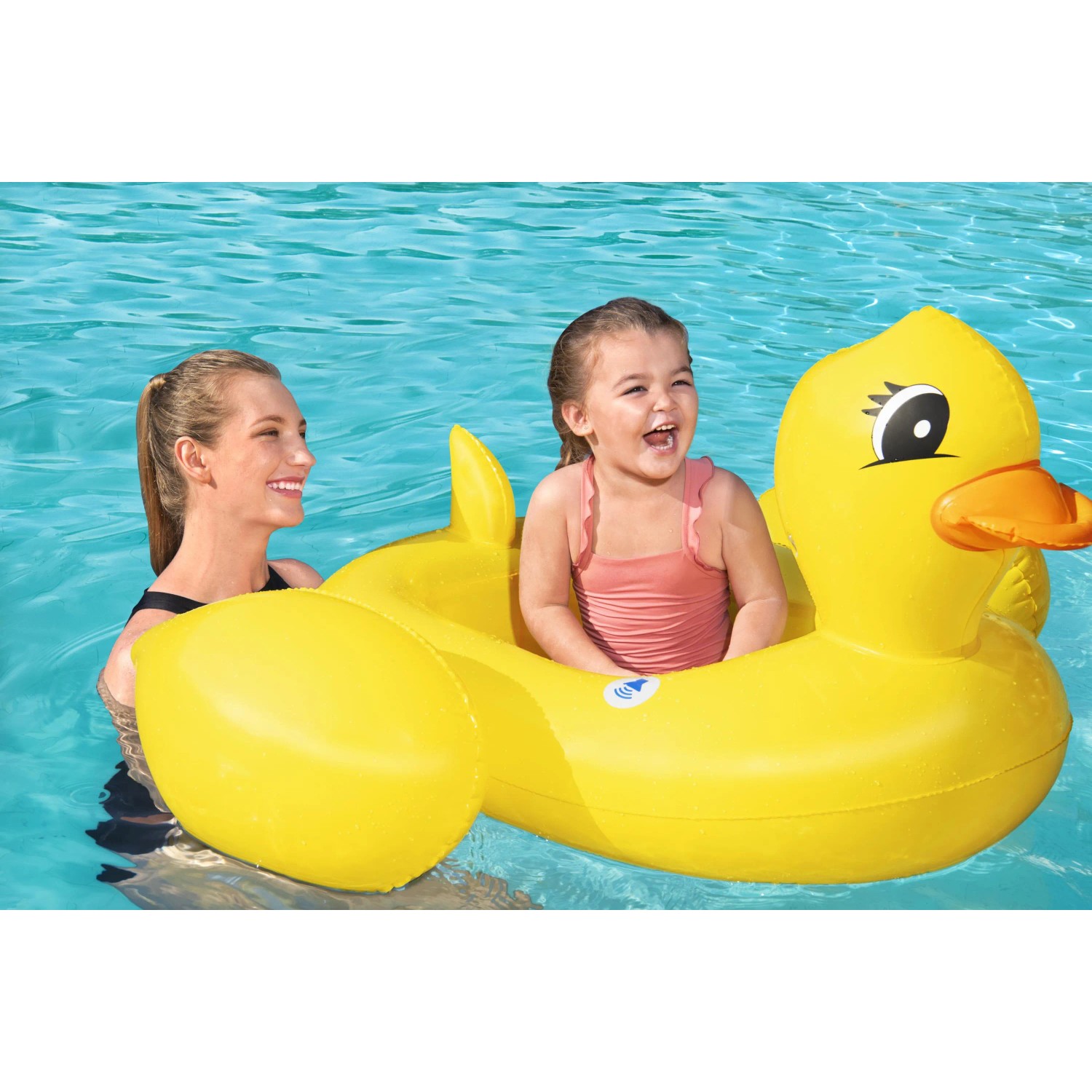 Bestway Kinder-Schlauchboot Ente mit Lautsprecher im Wasser mit Frau und Kind.