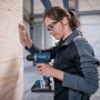 Frau schraubt mit Bosch Professional Akku-Bohrschrauber GSR 18V-90 C Schraube in Holz.