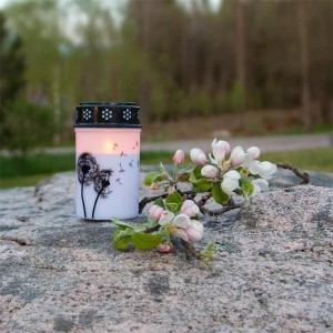 Weißes Star Trading LED-Grablicht Dandelion 12cm mit warmweißem Flackerlicht auf Stein. Timerfunktion, batteriebetrieben.