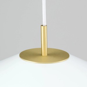 Detailaufnahme: Weiße Orion LED Hängeleuchte (Ø 35cm) mit goldfarbener Aufhängung und weißem Kabel.