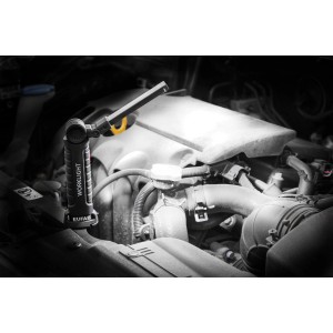 Eufab Akku-Arbeitsleuchte im Einsatz am Motorraum, ausklappbar, mit LED und COB Technik.