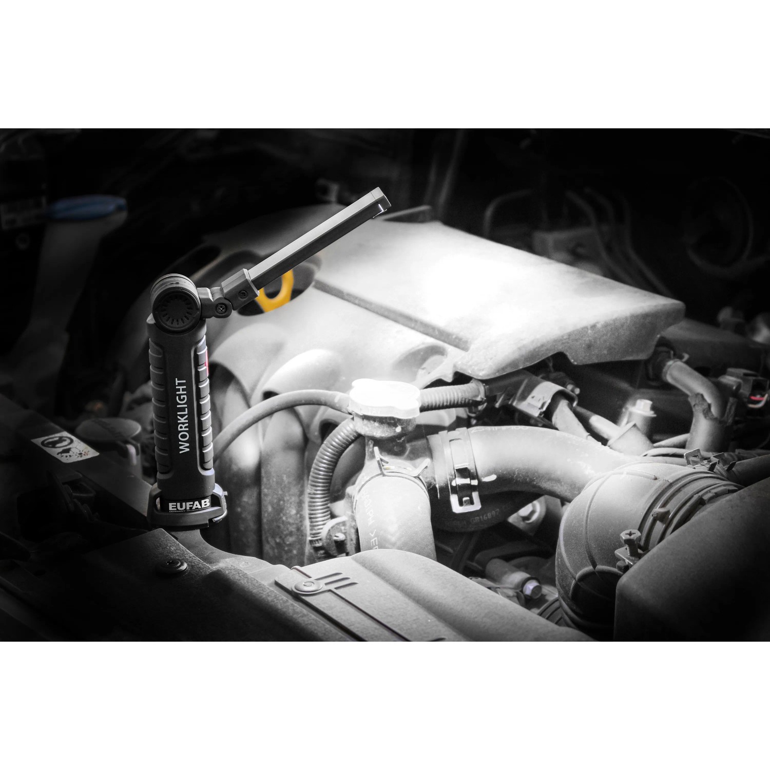 Eufab Akku-Arbeitsleuchte im Einsatz am Motorraum, ausklappbar, mit LED und COB Technik.