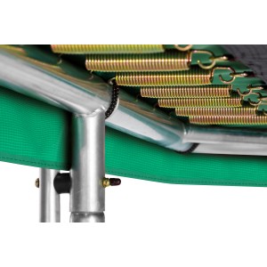 Detailaufnahme: Rahmen, Federn und Schutzrand des grünen Salta Trampolin Combo 214x153 cm.