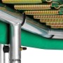 Detailaufnahme: Rahmen, Federn und Schutzrand des grünen Salta Trampolin Combo 214x153 cm.