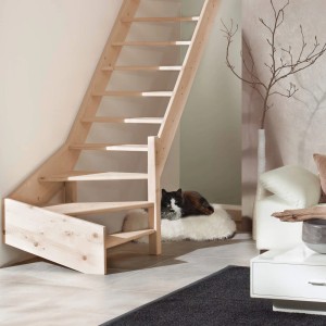 Intercon Holztreppe Casablanca aus Fichte, naturbelassen, rechtsgewendelt. Raumspartreppe ohne Geländer, ohne Setzstufen.